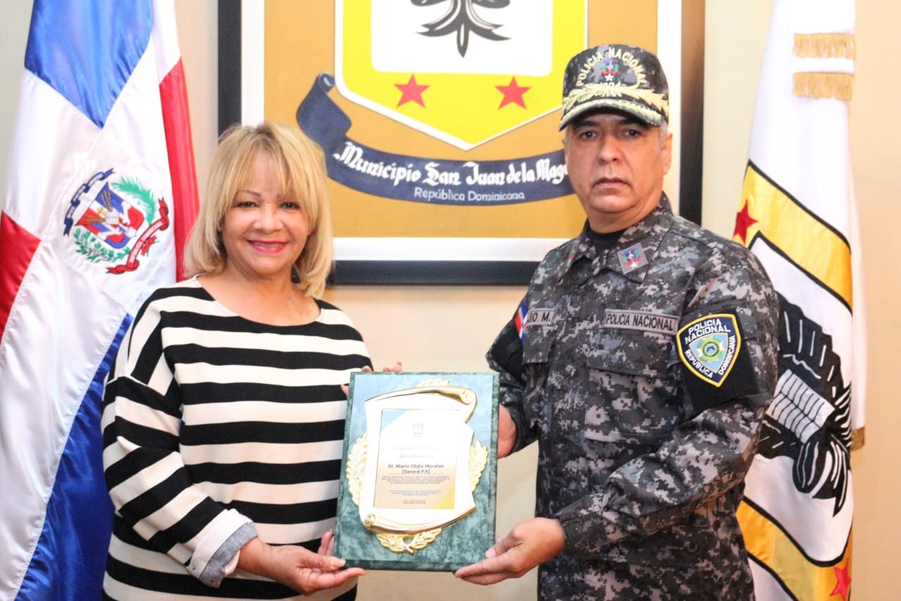 Hanoi Sánchez entregó placas de reconocimiento al director Regional Oeste de la policía