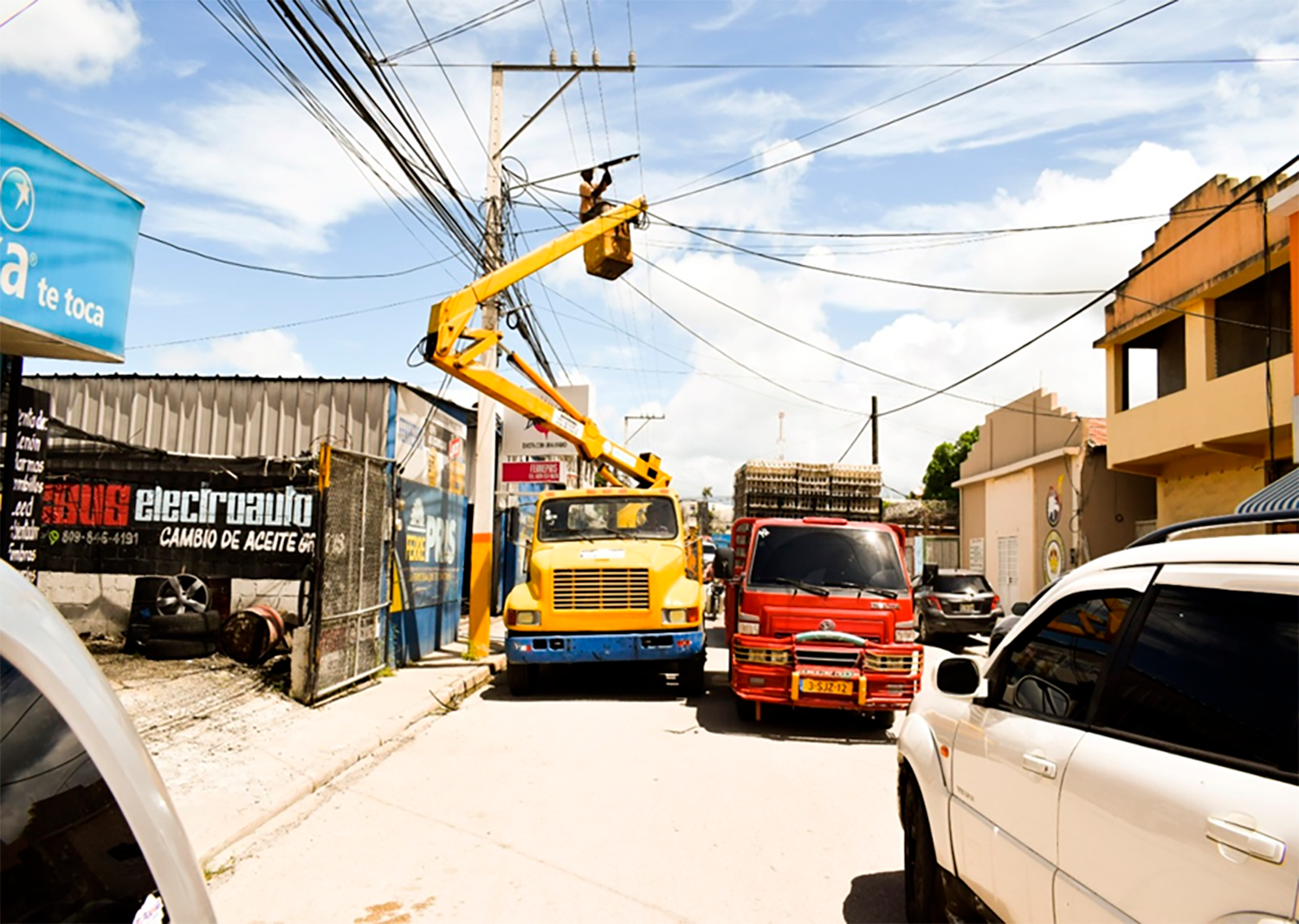 Inician amplio operativo de reparación e instalación de nuevas lámparas en las zonas Urbana y Rural de este Municipio.