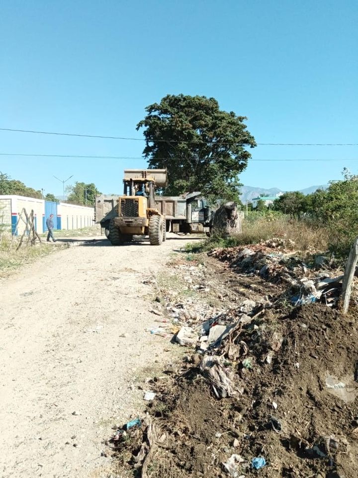 Empleados municipales lideran jornada de limpieza en la entrada de La Culata