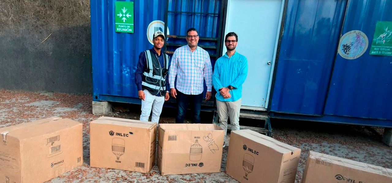 Compañía Constructora de la tienda la Sirena dona 50 bombillas a alcaldía de San Juan de la Maguana, para ser instaladas a la entrada de la ciudad